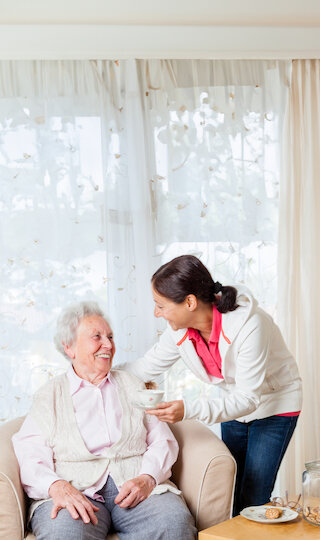 Entlastung bei der Pflege - Frau sitzt im Sessel @ 