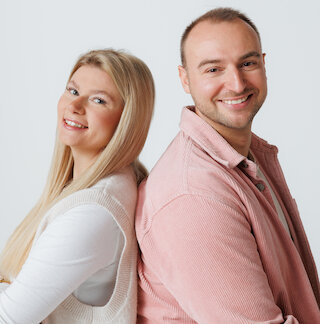 Kimi und Yves sitzend Rücken an Rücken @ 